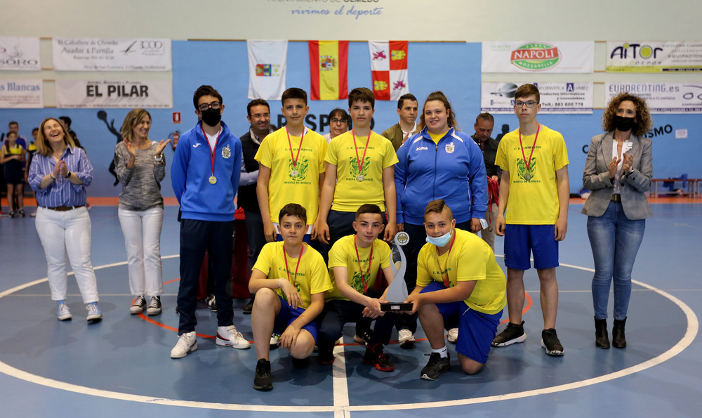 Finales de baloncesto y clausura del Campeonato Escolar.  / MONTSE.ALVAREZ