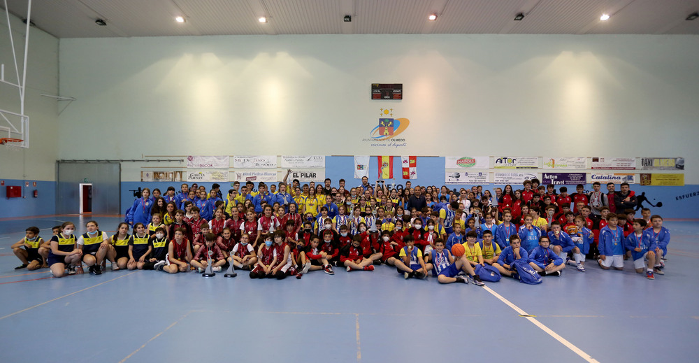 Finales de baloncesto y clausura del Campeonato Escolar.  / MONTSE.ALVAREZ