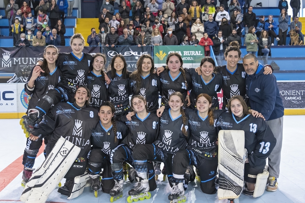 Imagen de celebración del Munia Panteras tras ganar al Tres Cantos.