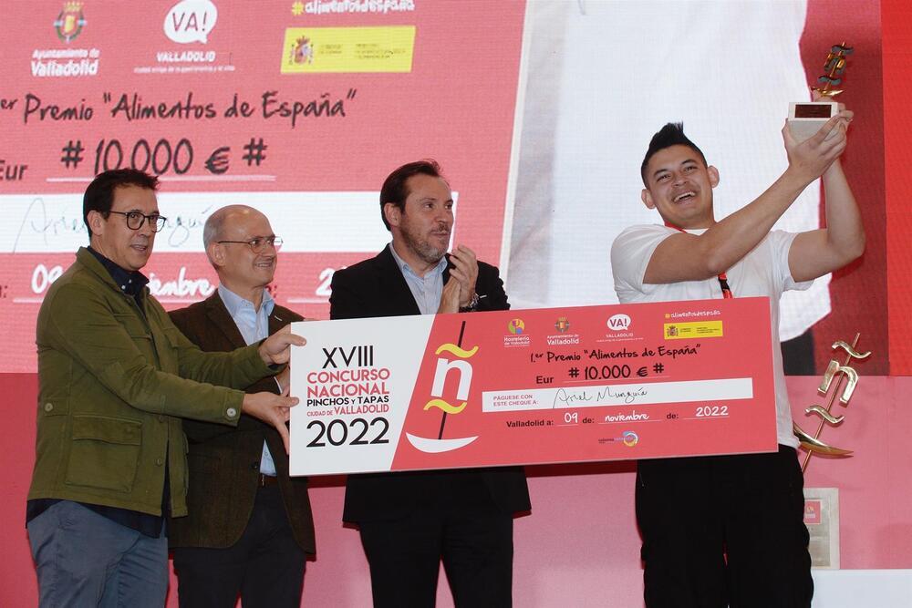 Ariel Munguía (d), chef do estabelecimento El Puntido em Álava, foi proclamado vencedor do 18º concurso nacional de pinchos e tapas realizado esta quarta-feira em Valladolid. 