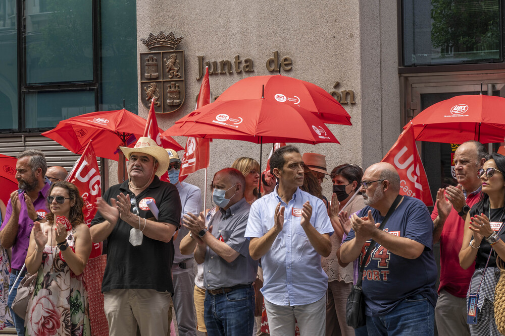 Minuto de silencio convocado por CCOO y UGT, en la Delegación de la Junta en Valladolid por el brigadista fallecido en el incencio de Zamora