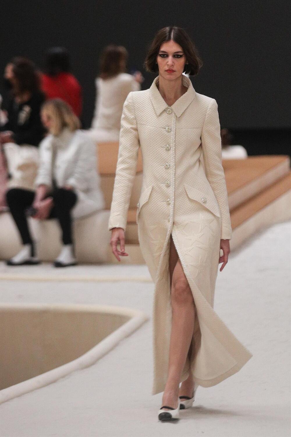 Una modelo desfila con una creación de Chanel durante la presentación de la colección primavera-verano 2022 de la marca en la Semana de la Moda de París. 