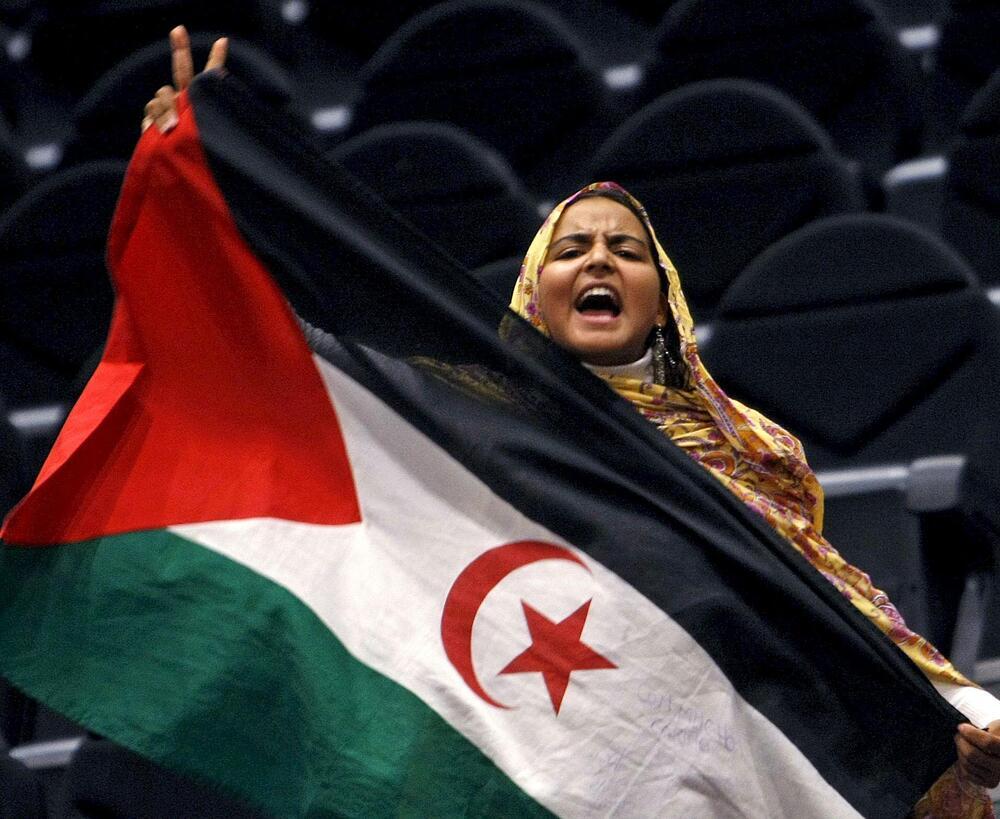 Una mujer sostiene una bandera saharaui, en una foto de archivo. 