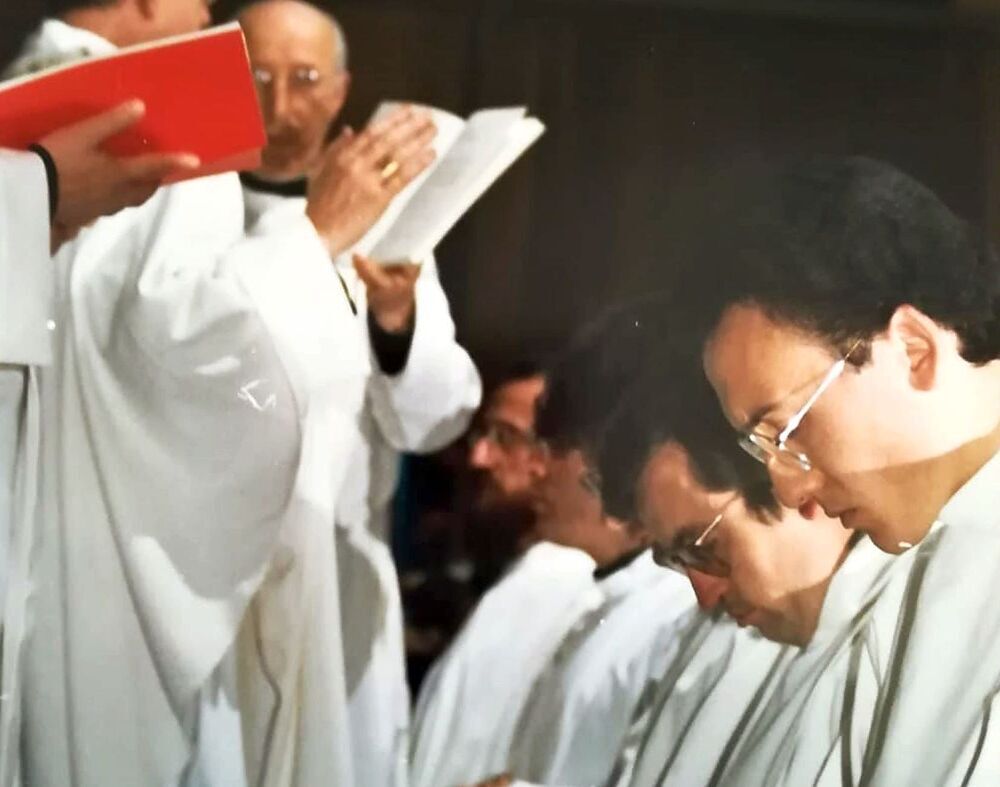 Argüello, segundo por la derecha, cuando fue ordenado diácono. 