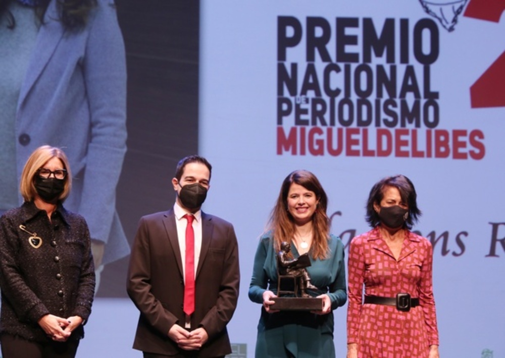 Lola Pons recoge el XXV Premio Nacional de Periodismo ‘Miguel Delibes’.  / ICAL