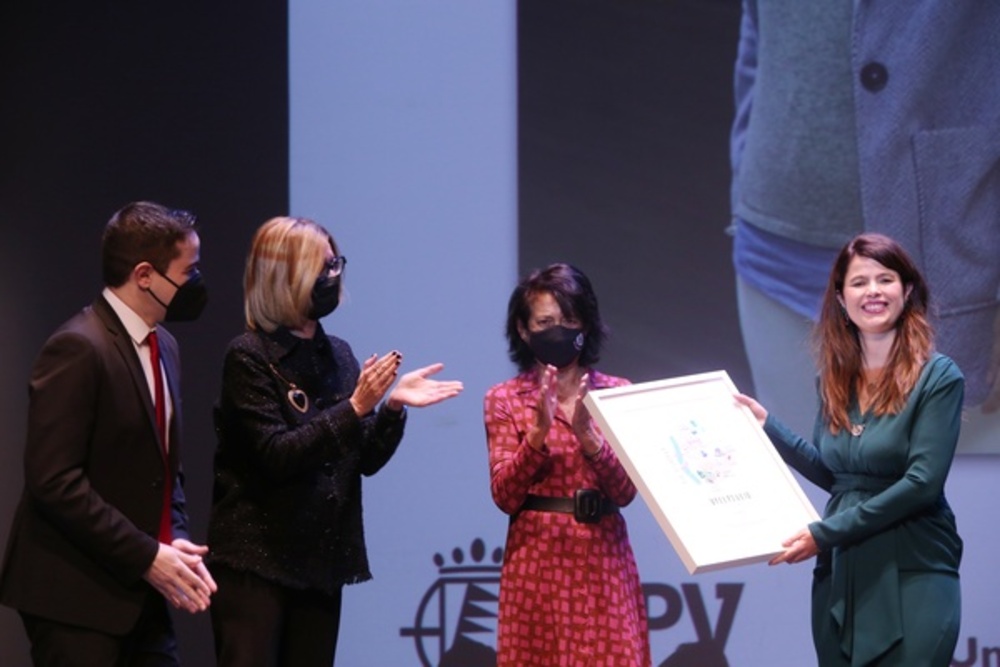 Lola Pons recoge el XXV Premio Nacional de Periodismo ‘Miguel Delibes’.  / ICAL