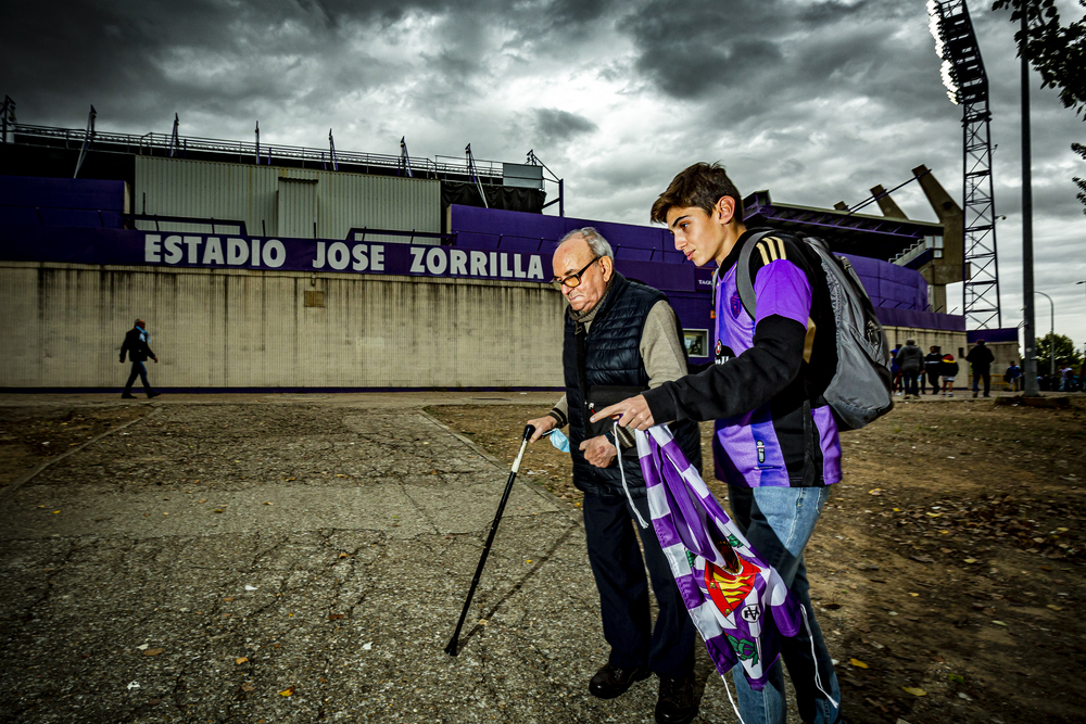 El joven David, de 16 años, realiza su voluntariado de Bachillerato Internacional acompañando a José Luis, de 81, a todos los partidos del Real Valladolid  / JONATHAN TAJES