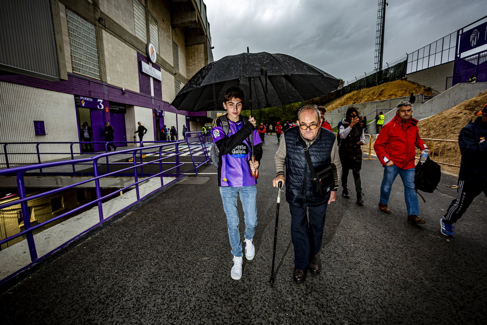 El joven David, de 16 años, realiza su voluntariado de Bachillerato Internacional acompañando a José Luis, de 81, a todos los partidos del Real Valladolid  / JONATHAN TAJES