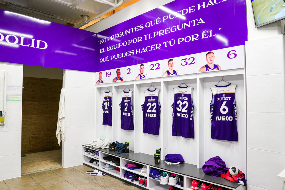 Fotos del renovado vestuario y la sala de fisioterapia del UEMC Real Valladolid Baloncesto.