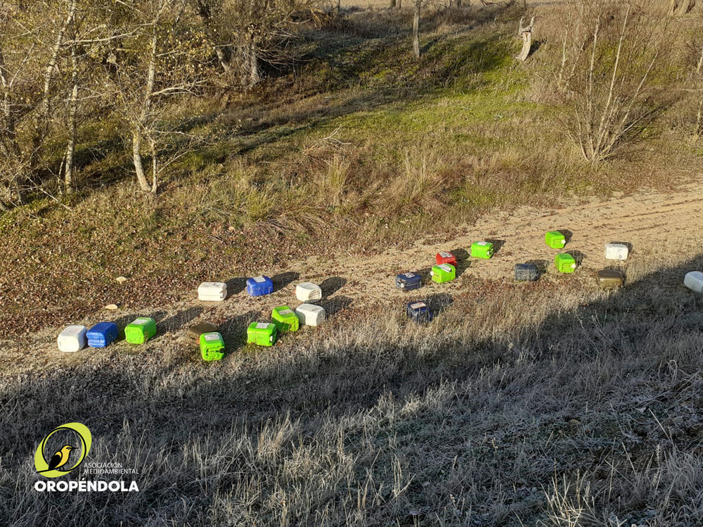 Encuentran 50 garrafas de pesticidas junto al río Trabancos