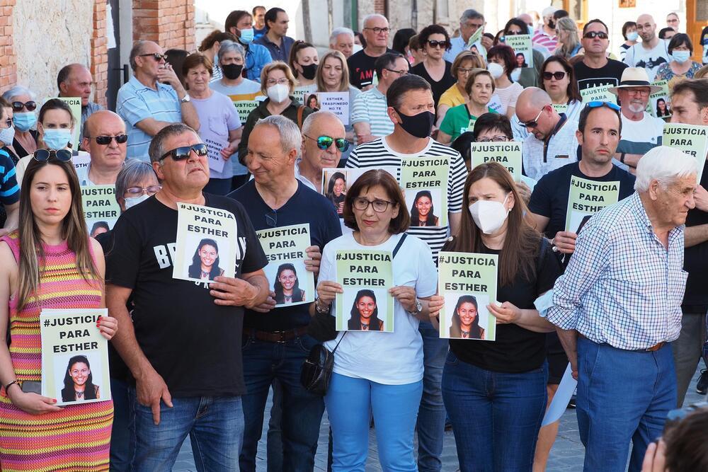 Varias personas con fotos de Esther López durante una concentración ciudadana en su recuerdo.