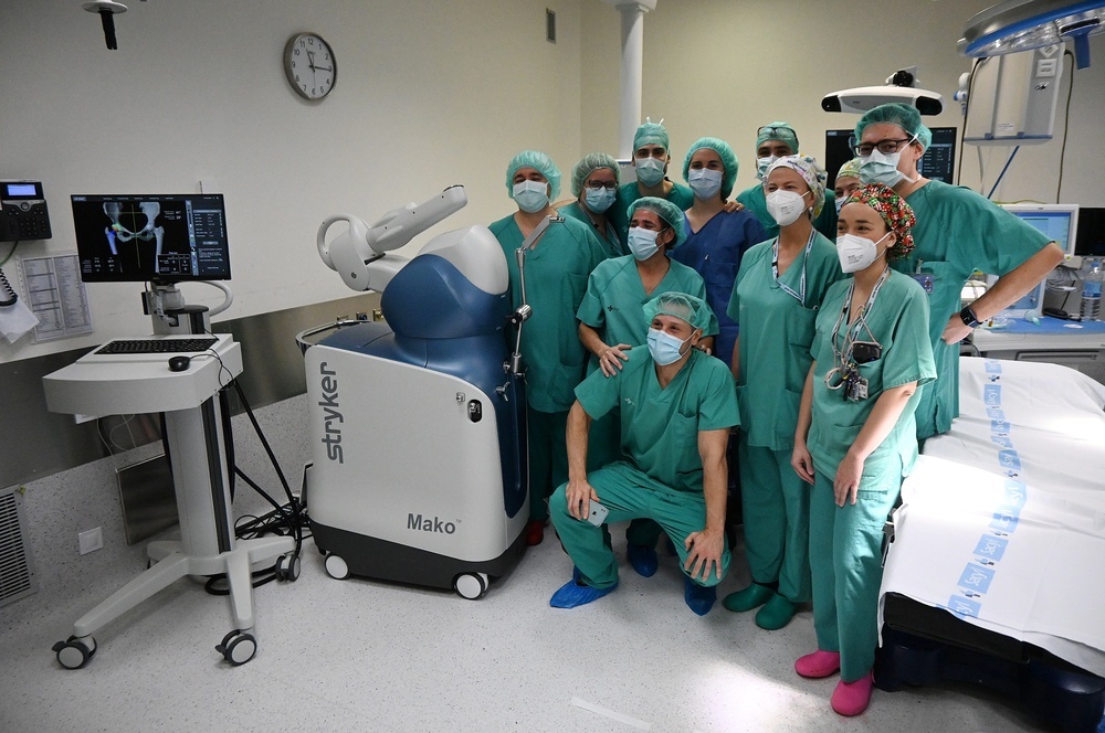 Operación quirúrgica con robot para cadera y rodilla.