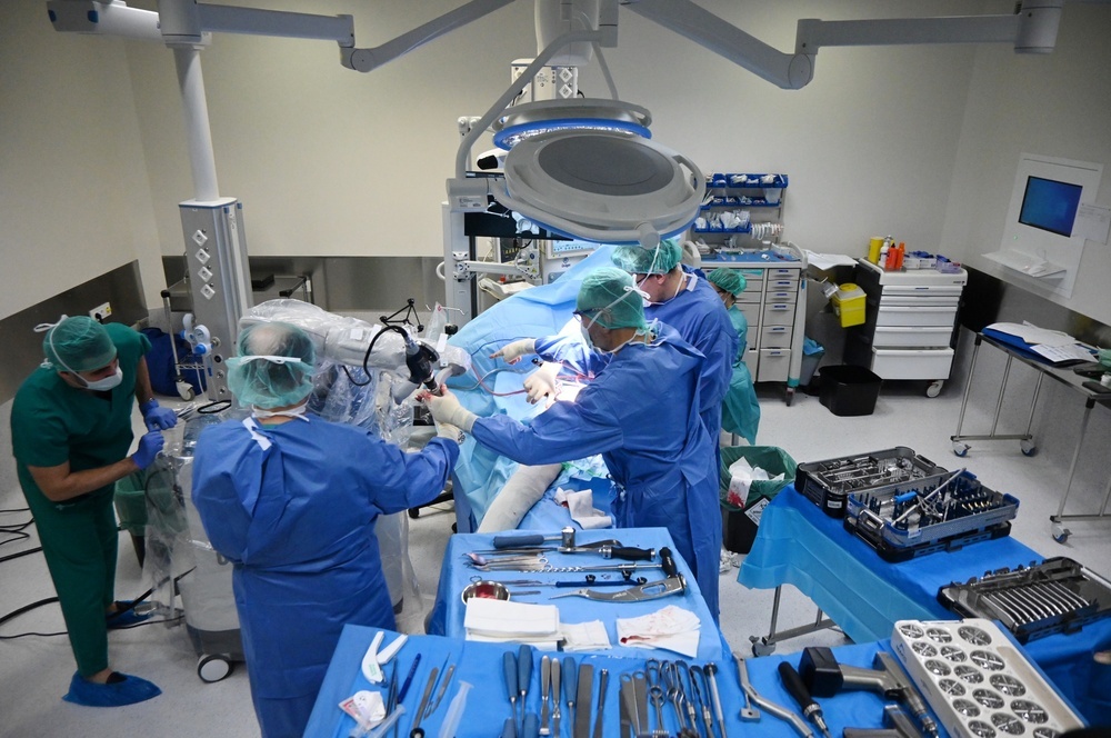 Operación quirúrgica con robot para cadera y rodilla.