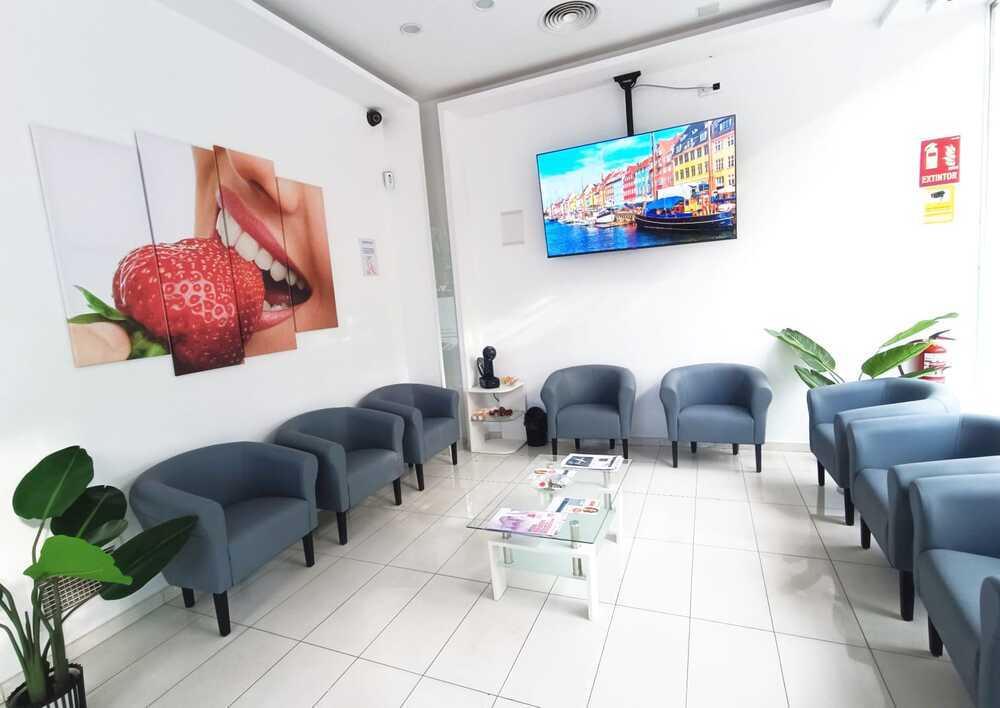 Sala de espera de la clínica de Sonrisalud en Valladolid