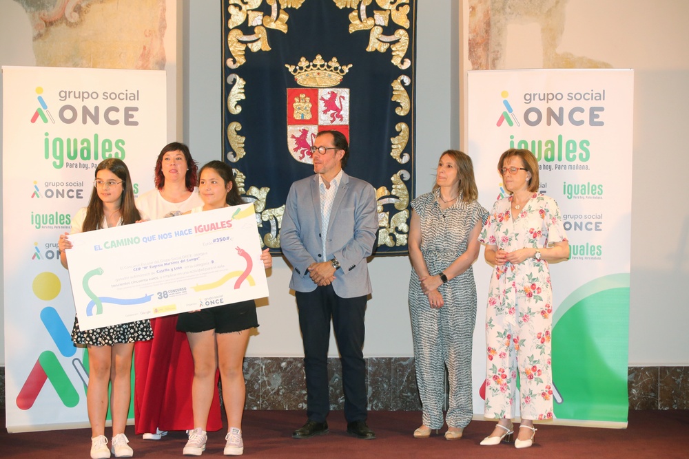 El colegio Nicomedes Sanz recibe el premio como ganador del Concurso Escolar del Grupo ONCE a nivel nacional  / RUBÉN CACHO / ICAL