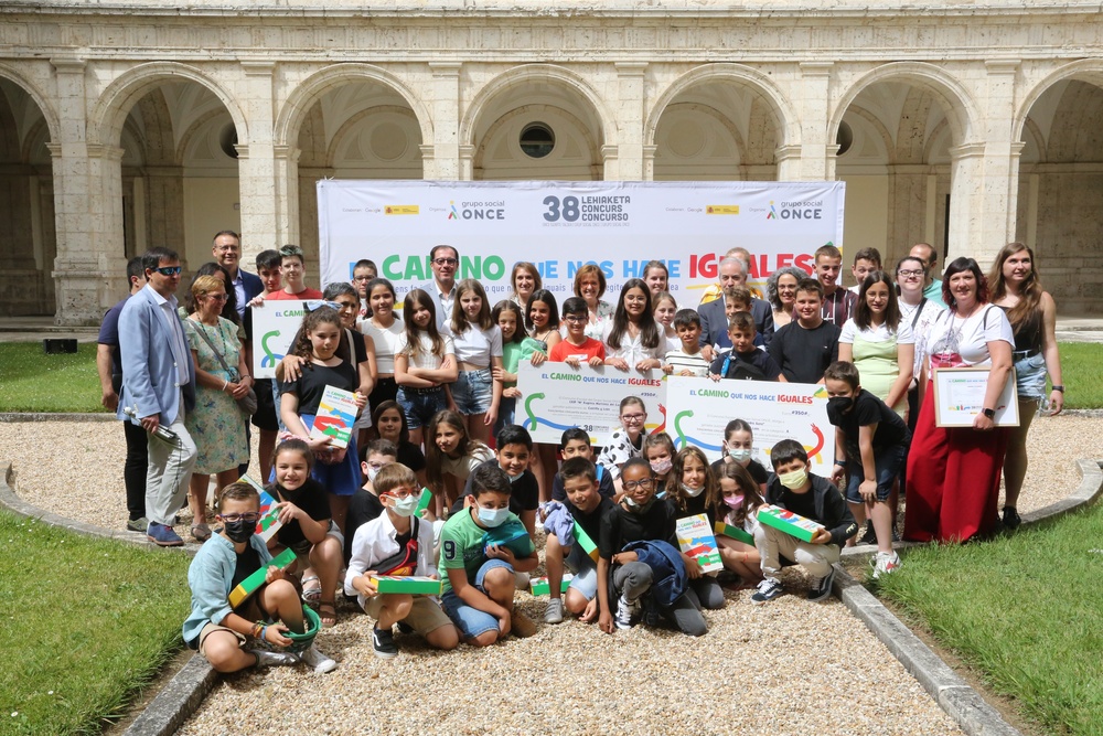 El colegio Nicomedes Sanz recibe el premio como ganador del Concurso Escolar del Grupo ONCE a nivel nacional