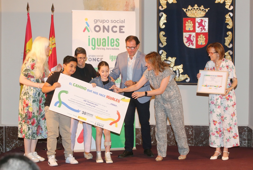 El colegio Nicomedes Sanz recibe el premio como ganador del Concurso Escolar del Grupo ONCE a nivel nacional  / RUBÉN CACHO / ICAL