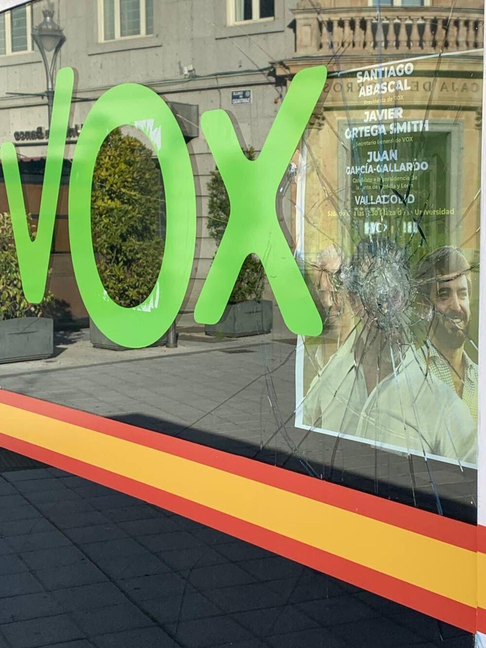 Vox denuncia ante la Policía el ataque a su sede de campaña