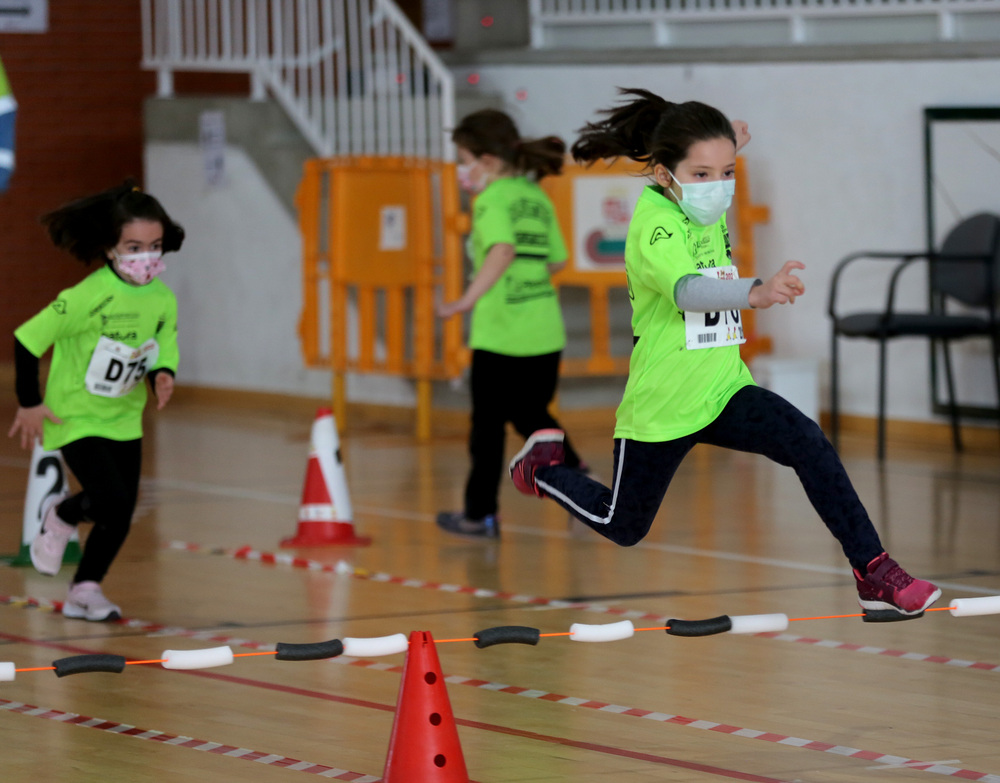 El polideportivo municipal de Boecillo acogió la segunda y última de las jornadas del 'Jugando al atletismo'.  / MONTSE.ALVAREZ