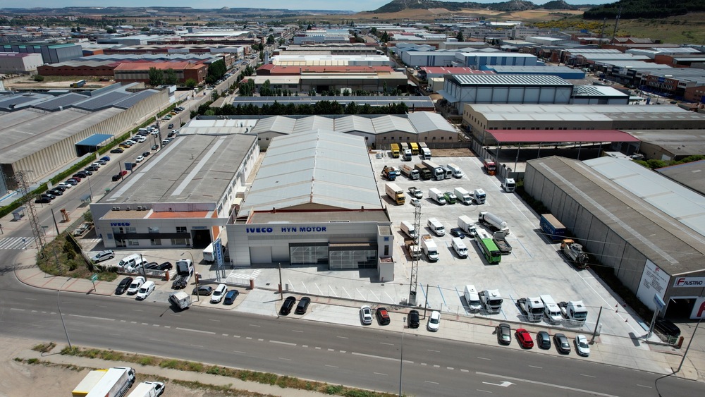 Iveco inaugura las nuevas instalaciones de Hyn Motor en Valladolid.  / IVECO