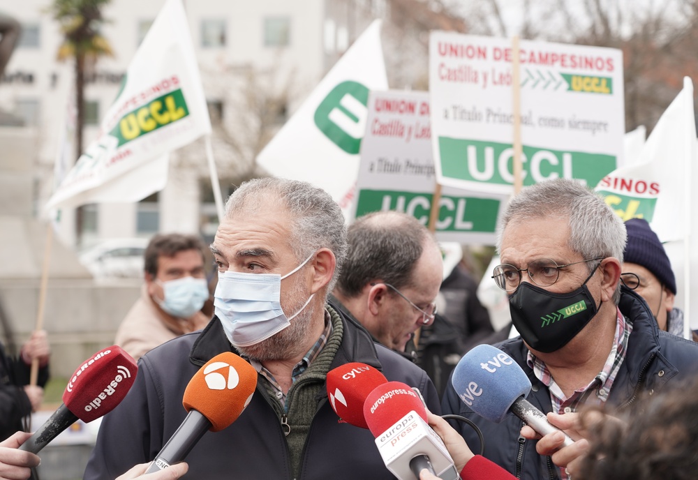 UCCL se moviliza en Valladolid para exigir medidas de apoyo al campo  / RUBÉN CACHO / ICAL