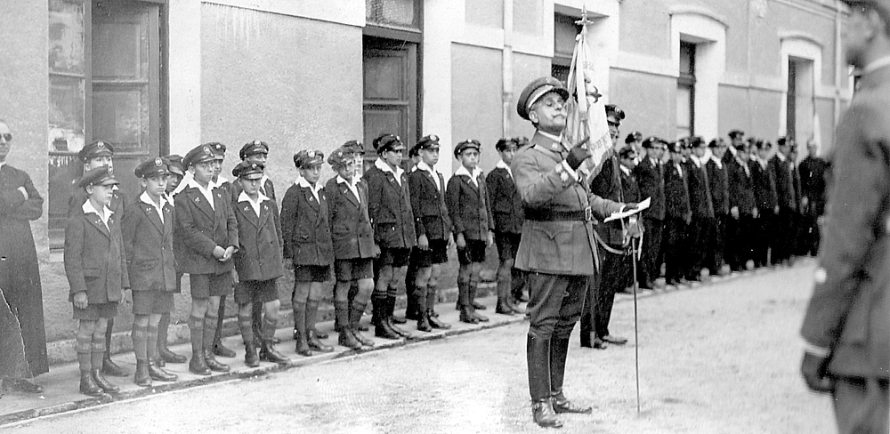 Un coronel del Ejército de Tierra despide en 1928 a los nuevos alféreces en presencia de los niños huérfanos. 