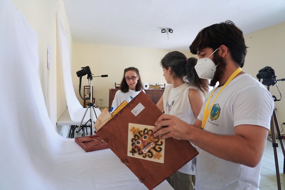 Antiguos expedicionarios de la ruta Quetzal inician los trabajos de clasificación para el futuro museo de Miguel de la Cuadra en Santervás de Campos.  / MIRIAM CHACN ICAL