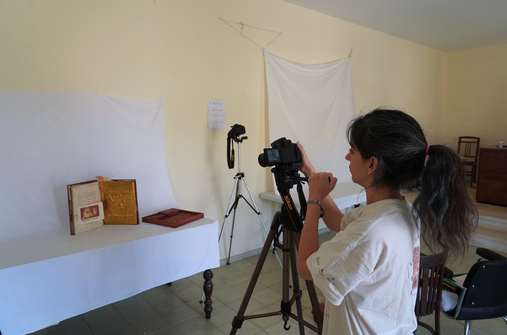 Antiguos expedicionarios de la ruta Quetzal inician los trabajos de clasificación para el futuro museo de Miguel de la Cuadra en Santervás de Campos.  / MIRIAM CHACN ICAL