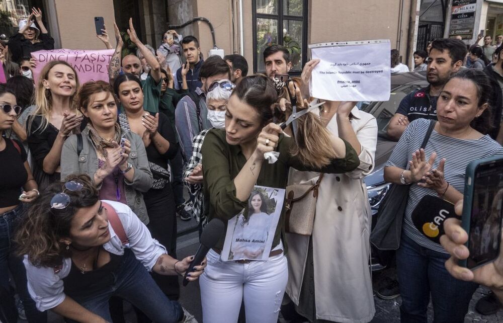 Tensión en Irán por la muerte de una mujer por llevar mal el velo