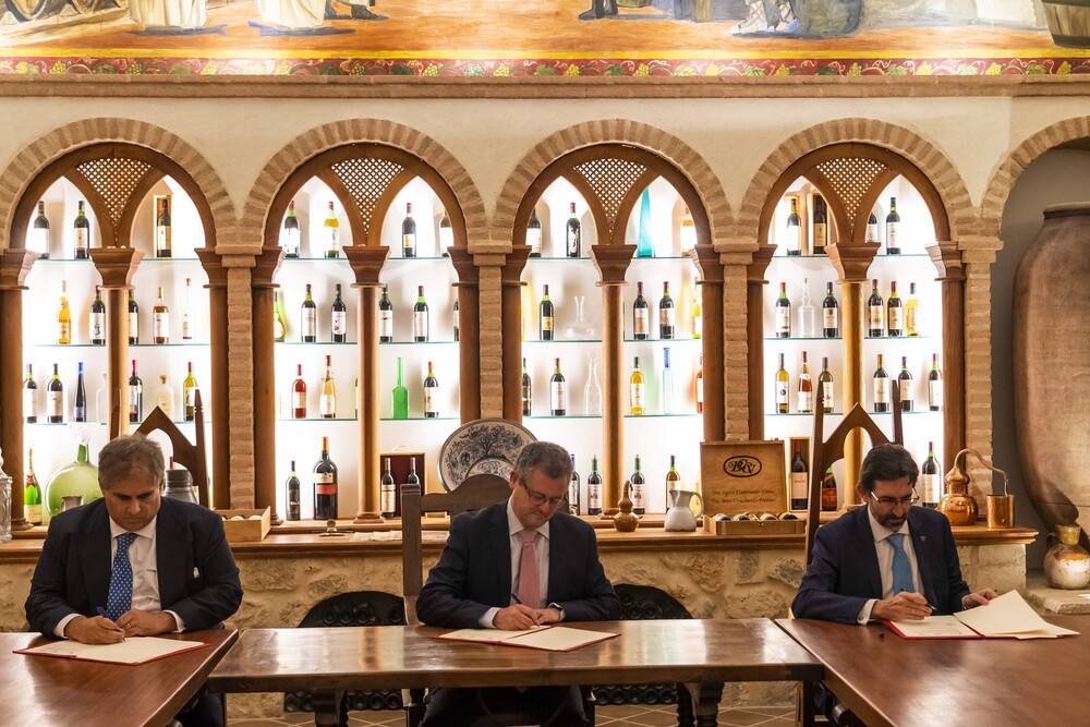 Firma del convenio de colaboración para la gestión y funcionamiento del CIFP de la Santa Espina  / EDUARDO MARGARETO / ICAL