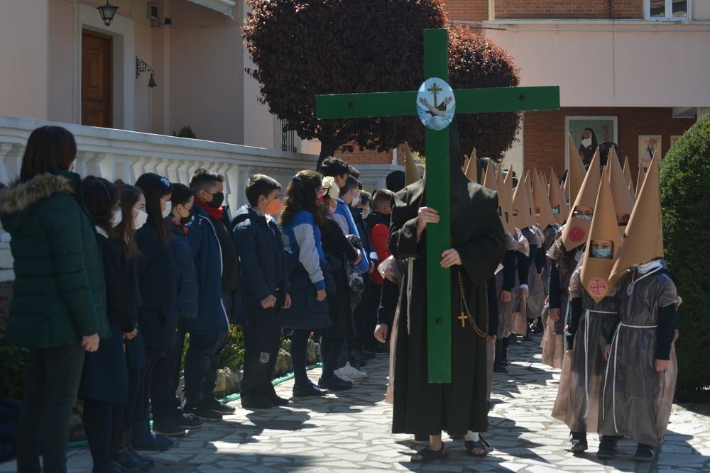 Un momento de la 'procesión' en el centro escolar.