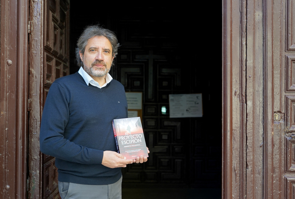 El escritor Roberto Villarreal presenta su última novela, ‘El Proyecto Escipión’.