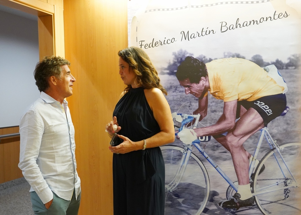El exciclista segoviano Pedro Delgado, conversa con Vicky en la misa homenaje a su padre Federico Bahamontes.