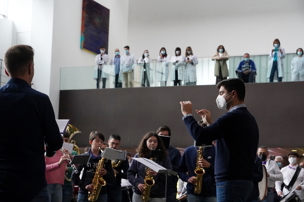 La Banda de la Escuela Municipal de Música 'Mariano de las Heras' celebra un concierto de Navidad en el Hospital Universitario Río Hortega.  / MIRIAM CHACN ICAL