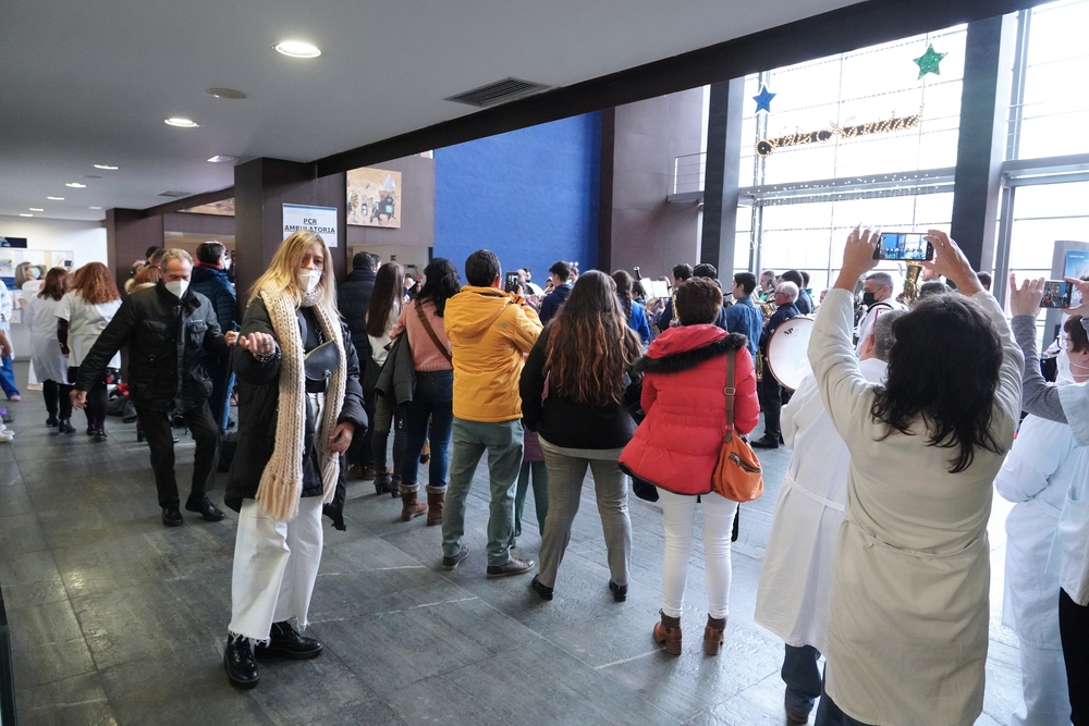 La Banda de la Escuela Municipal de Música 'Mariano de las Heras' celebra un concierto de Navidad en el Hospital Universitario Río Hortega.  / MIRIAM CHACN ICAL