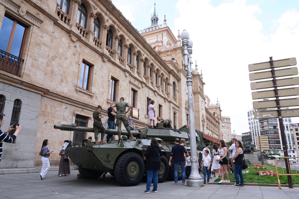 Exposición estática de material militar en el Palacio Real.