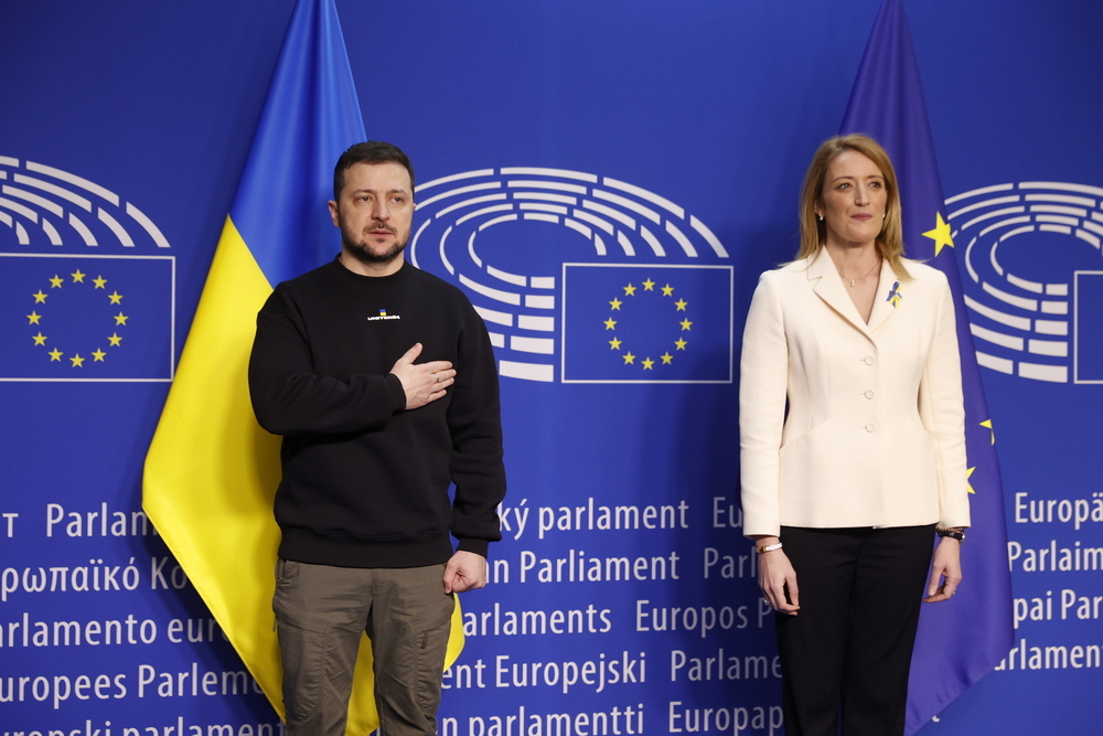 La presidenta del Parlamento Europeo, Roberta Metsola (R), da la bienvenida al presidente de Ucrania, Volodomyr Zelensky, en el Parlamento Europeo en Bruselas, Bélgica, el 9 de febrero de 2023.
