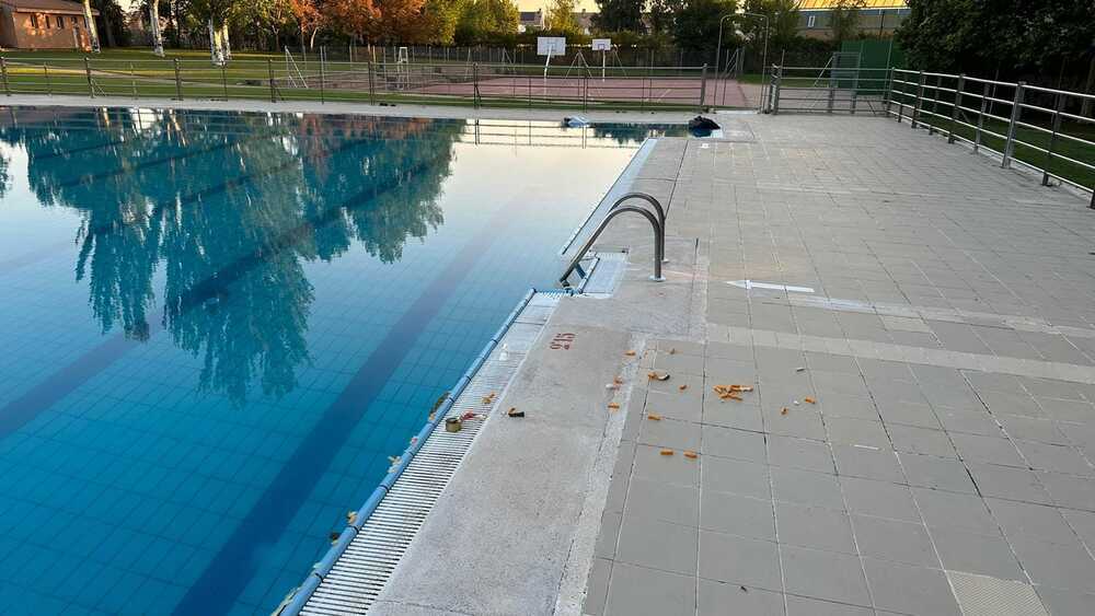 Basura acumuladas en el vaso olímpico de las piscinas de Laguna de Duero. 