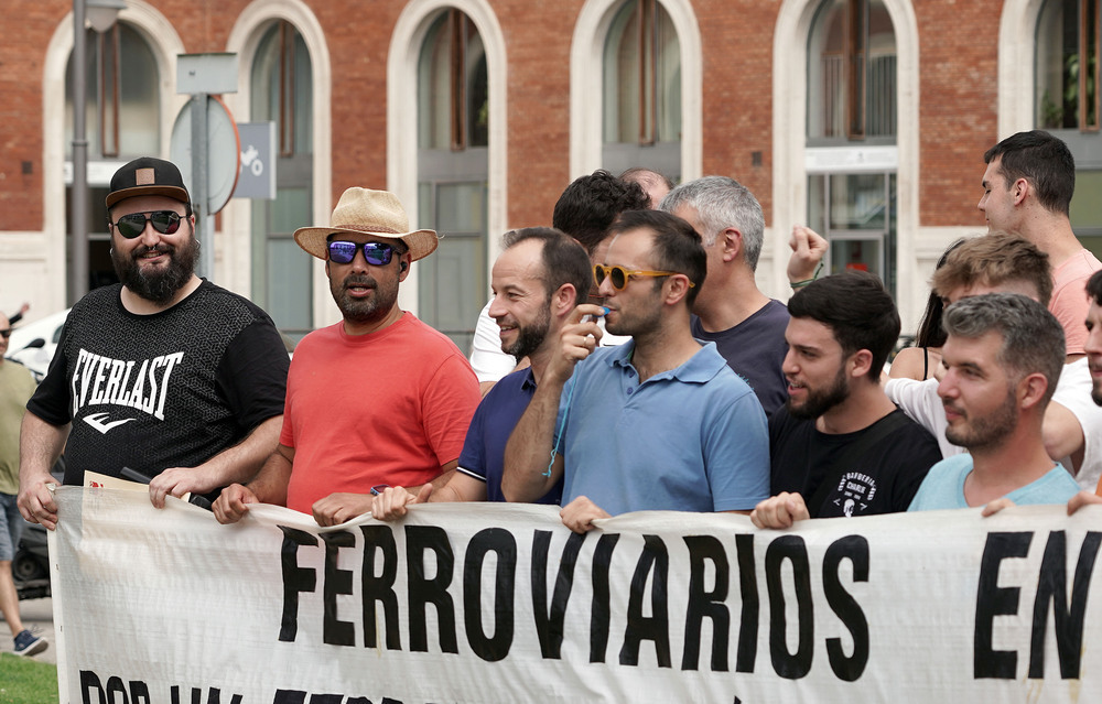 Un grupo de trabajadores de Renfe se concentra en Valladolid para denunciar la falta de personal.