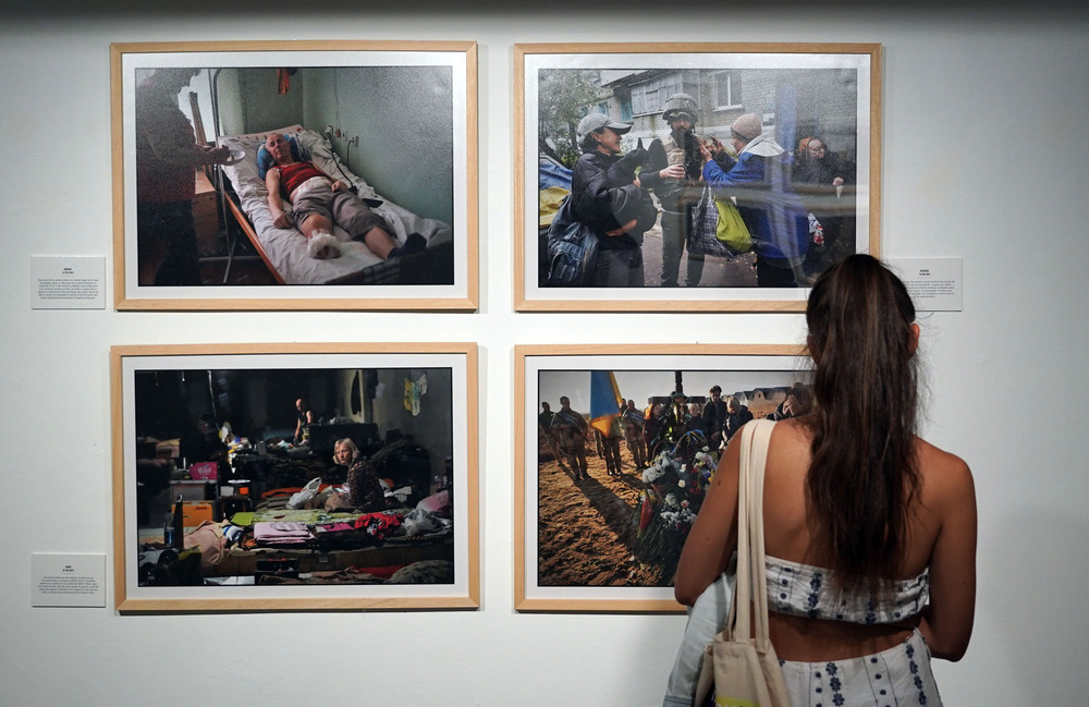 Inauguración oficial de la exposición ‘Ucrania, la guerra de los civiles’, con fotografías de Luis de Vega  / RUBÉN CACHO / ICAL