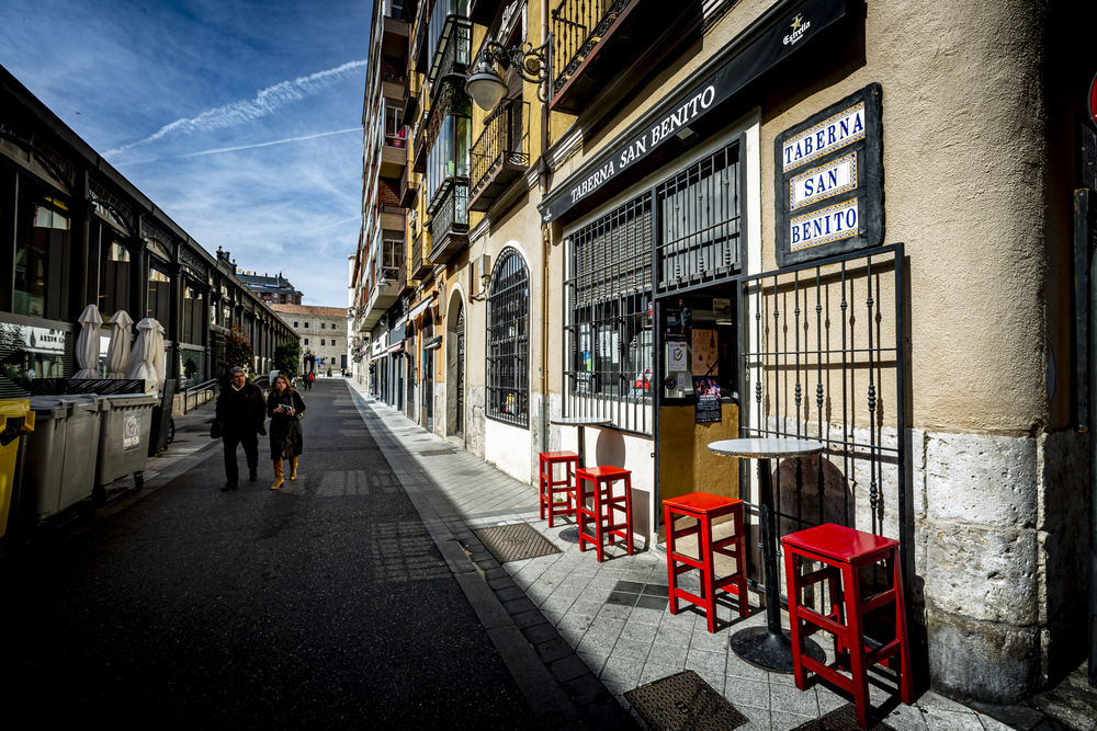 Imagen de la calle Francisco Zarandona a punto de colocar las terrazas. 