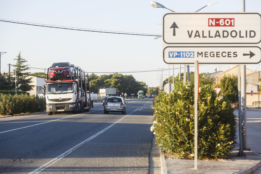 Un camión cargado de coches circula por una carretera de Valladolid.