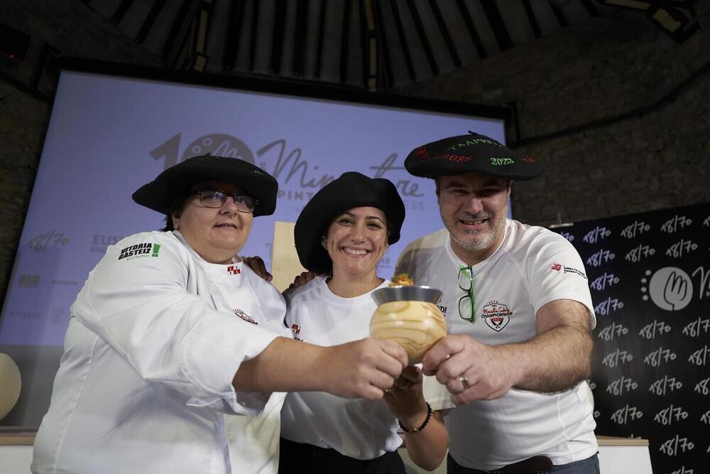 Los ganadores del Miniature 2023, Jose Antonio Guerrero (d), Palmira Soler (c) e Isabel Gonzalez (i), posan con el pintxo vencedor. 