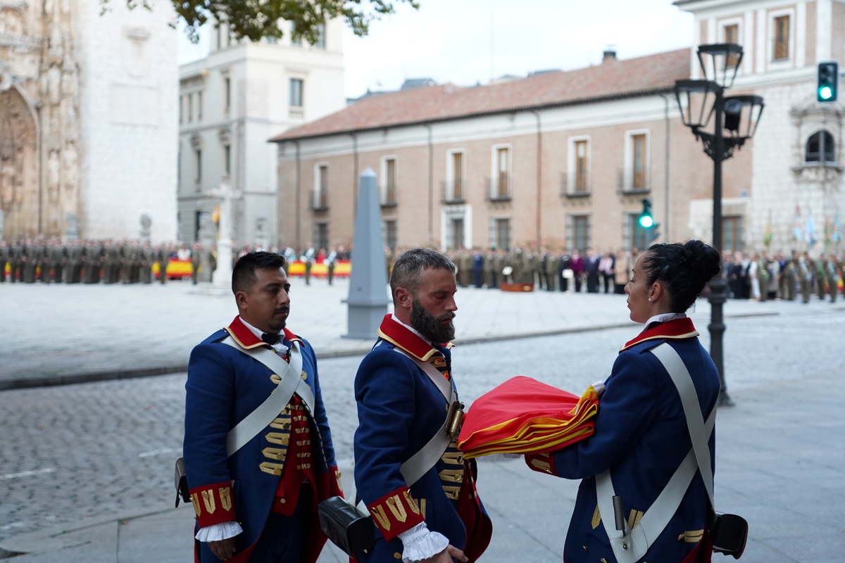 Arriado solemne de bandera en el Palacio Real de Valladolid.  / MIRIAM CHACÓN / ICAL
