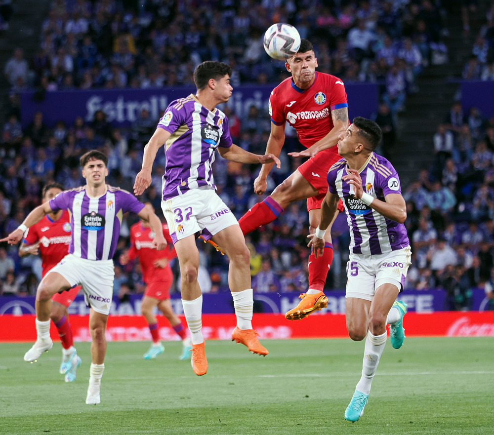 David Torres y El Yamiq, en el Real Valladolid-Getafe que acabó con el descenso del Pucela  / ICAL