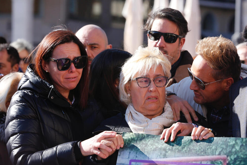 La hermana de Paloma, María Pinedo (i), junto a su madre Carmen Rodríguez (c) durante la concentración este domingo en la Plaza Mayor de Valladolid   / EFE