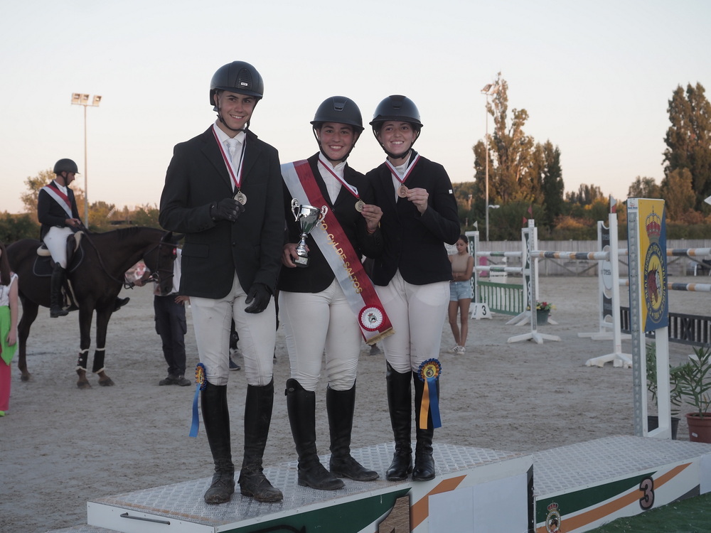 Podio 'Jóvenes Jinetes' del Campeonato regional de salto de obstáculos.