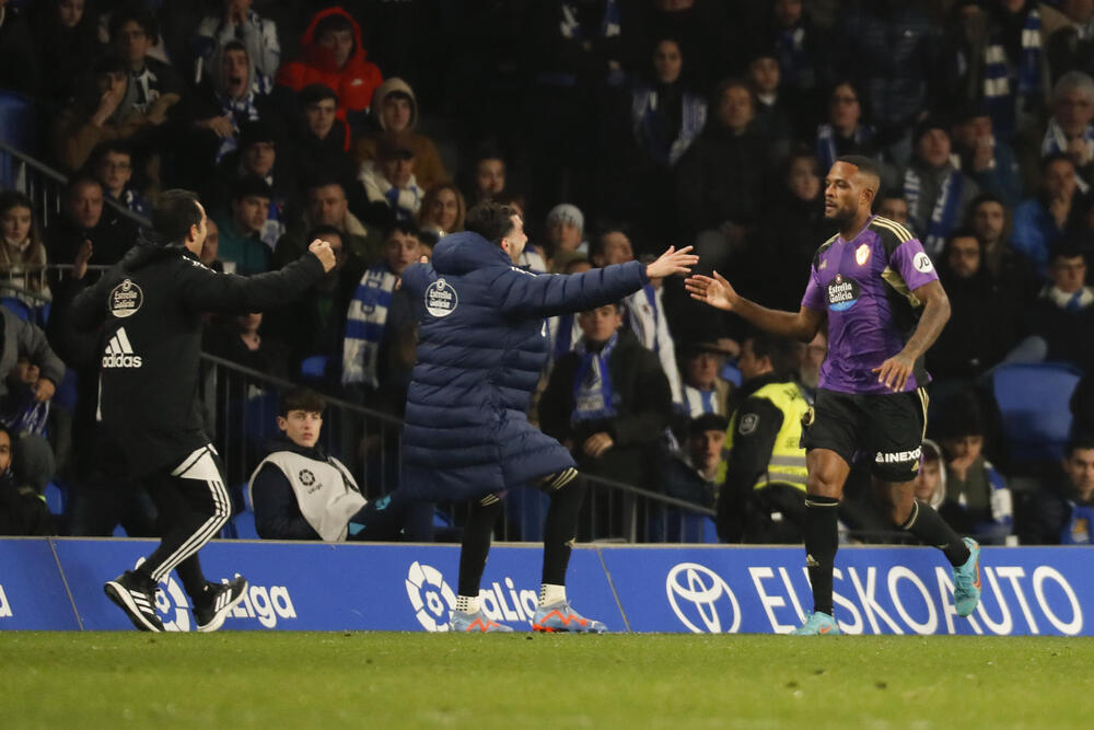 Imágenes del encuentro entre la Real Sociedad y el Real Valladolid en el Reale Arena.  / EFE