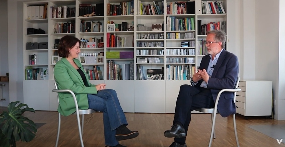 Fotograma del vídeo de la conversación entre María Sánchez y Manuel Saravia.