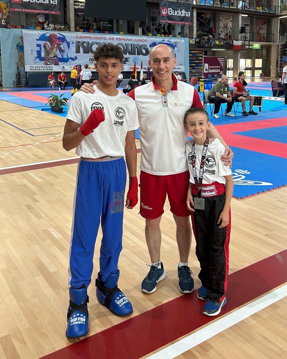 Roberto Corona, técnico del New Fight de Valladolid, y David Corina y Amin Grioui.